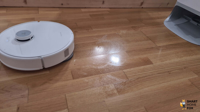 Der Roborock Qrevo Curv hat fast alle Flecken vom Laminatboden im Test entfernt.